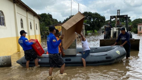 Personal del Grupo de Intervención y Rescate (GIR) de la Policía ayudó en las evacuaciones en Pedro Carbo e Isidro Ayora, en Guayas.