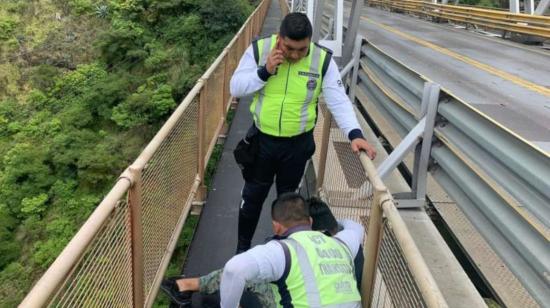 Agentes de tránsito evitaron que un joven se quite la vida.