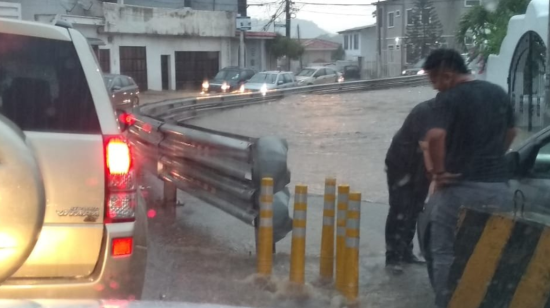 La tormenta inundó el acceso a la ciudadela Las Cumbres, en el norte de Guayaquil.