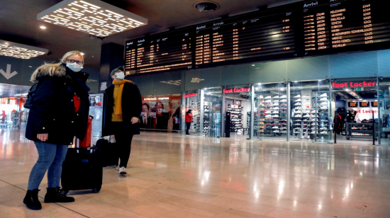 Dos pasajeros esperan en la estación de Garibaldi, en Milan. Esta ciudad enfrenta un brote de coronavirus. 