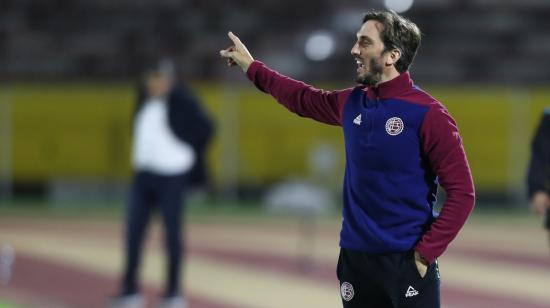 Luis Zubeldía durante el partido de Lanús ante Universidad Católica en el estadio Olímpico Atahualpa. 