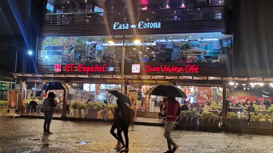 Personas caminan en la plaza Foch de Quito, una de las zonas rosas de la ciudad, el 28 febrero de 2020.