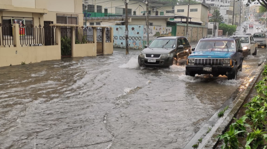 La avenida Las Aguas, en Urdesa, lució llena de agua la mañana de este viernes 28 de febrero de 2020 producto de la intensa lluvia que cayó sobre Guayaquil.