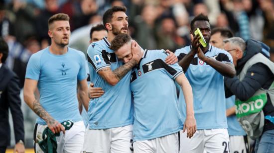 Los jugadores de la Lazio celebran el primer lugar en la tabla de posiciones. 