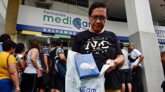 Ciudadanos se agolpan el 29 de febrero en Guayaquil en las distribuidoras farmacéuticas en busca de insumos ante el anuncio de un caso confirmado de coronavirus.