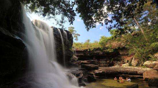 Turistas se bañan en la cascada "El Cuarzo", en Caño Cristales, en la la Sierra de la Macarena.