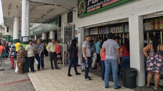 Largas filas en Guayaquil para conseguir mascarillas y alcohol. 