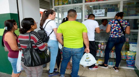 Ciudadanos hacen filas en una farmacia de Guayaquil para comprar mascarillas y alcohol, el 2 de marzo de 2020.