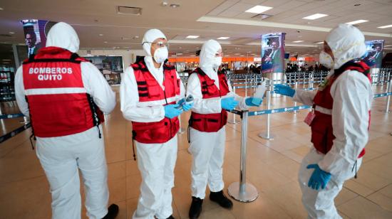 Personal de salud realiza controles sanitarios y brinda información sobre el coronavirus a los pasajeros que llegan al aeropuerto Mariscal Sucre de Quito, el 1 de marzo de 2020. 