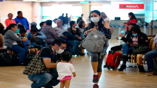 Ciudadanos, portando mascarillas, esperan en el aeropuerto de Quito. En la terminal se realizan controles a los pasajeros luego de la aparición del coronavirus en Ecuador. 