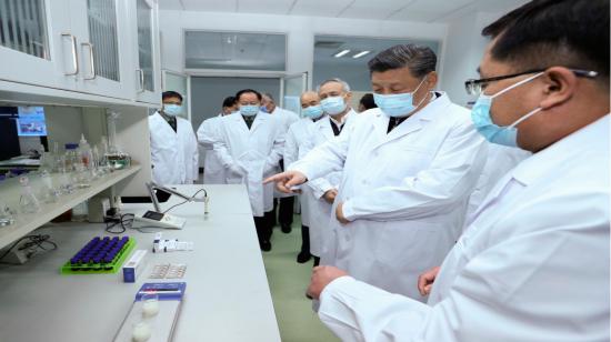 El presidente chino Xi Jinping visita la Academia de Ciencias Médicas, que busca una vacuna contra el coronavirus. 