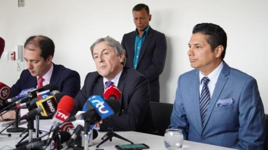 Víctor González, Hermann Tersch y Fernando Balda durante la rueda de prensa sobre el caso Balda, el 3 de marzo de 2020 en Quito.