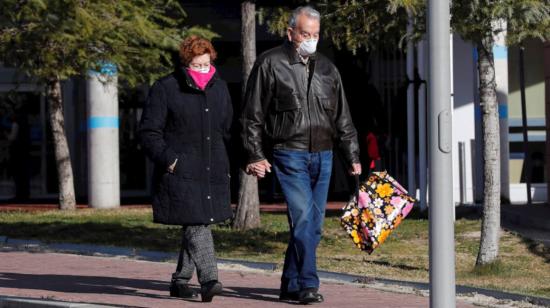 Una pareja con mascarillas visita en el exterior del Hospital Universitario de la localidad madrileña de Torrejón de Ardoz, el 2 de marzo de 2020.