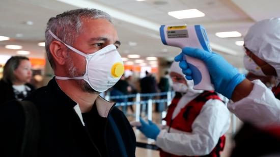 El Ministerio de Salud realiza controles sanitarios contra el coronavirus en los aeropuertos. 