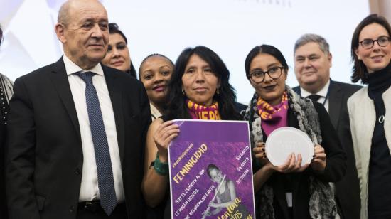 Entrega del premio Simone Veil, de la República francesa, a Ruth Maribel Montenegro y Kruskaya Vargas, representantes del colectivo "Vivas nos queremos", por parte de Jean-Yves Le Drian, canciller francés.