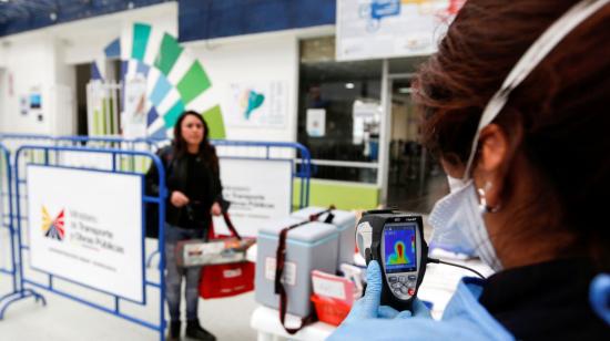 Personal médico realiza controles a los ciudadanos que ingresan a Ecuador por el puente de Rumichaca, tras la alerta de coronavirus en el país, el 1 de marzo de 2020.