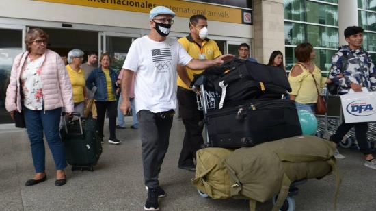 Ciudadanos usan mascarillas el 1 de marzo de 2020 en la salida del aeropuerto de Guayaquil, José Joaquín de Olmedo.