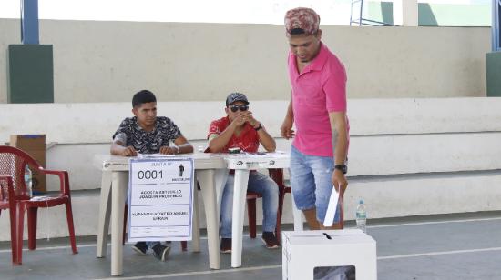 Un ciudadano deposita su voto en las elecciones para juta parroquial de Sansahuari, en Sucumbíos, el 25 de agosto de 2019.