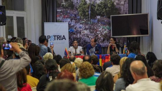 Gabriela Rivadeneira (der.) participó en un evento sobre 'lawfare' en el Instituto Patria en Buenos Aires, Argentina, el 9 de abril de 2019.