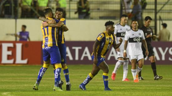 Los jugadores de Delfín celebran el gol del empate ante Olimpia. 