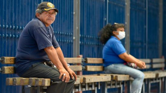 Ciudadano cruzando el puente internacional Rumichaca el 1 de marzo de 2010.