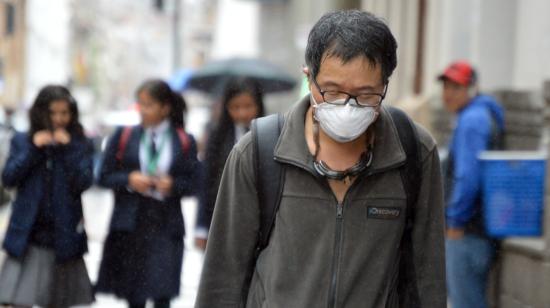 Ciudadanos caminan en el centro de Cuenca portando mascarillas tras la confirmación de los primeros casos de coronavirus en Ecuador el 1 de marzo de 2020.