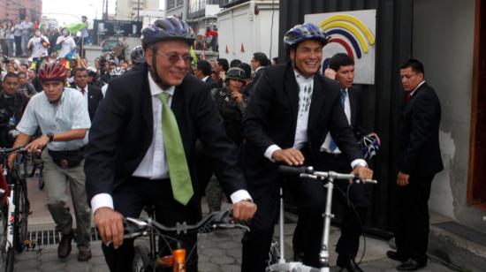 Rafael Correa y Jorge Glas llegan al CNE para inscribir su binomio presidencial para las elecciones 2013, cuya campaña fue financiada con sobornos.