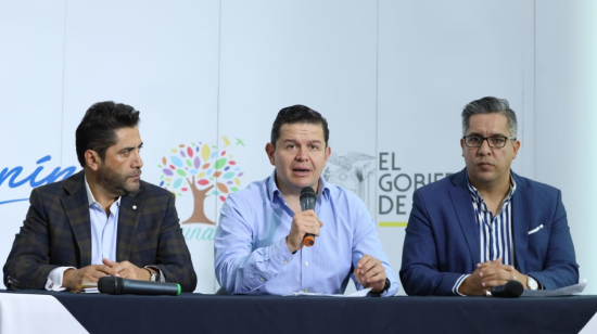 El ministro Iván Ontaneda, el secretario Juan Sebastián Roldán y el gobernador de Los Ríos, Camilo Salinas, durante una rueda de prensa en Guayaquil.