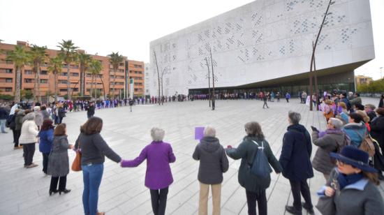 Un centenar de personas convocadas por la Plataforma Cordobesa contra la Violencia a las Mujeres se concentró en noviembre de 2019 ante la Ciudad de la Justicia de Córdoba para mostrar su apoyo a una víctima abusos sexuales en Pozoblanco por parte de cuatro miembros de La Manada.