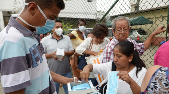 En Guayaquil, ciudadanos compran mascarillas a un vendedor ambulante para protegerse del coronavirus