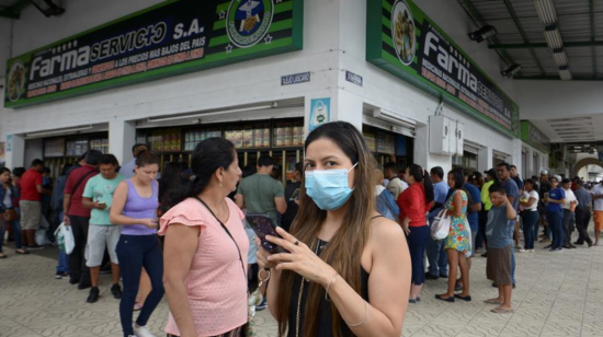 Debido a los casos de coronavirus en Ecuador, las personas se han volcado a comprar mascarillas como medida de protección.