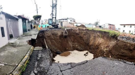 Socavón en el sector la Kennedy, al norte de Quito, el sábado 7 de marzo de 2020.