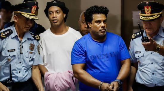 Ronaldinho y su hermano, a su llegada al Palacio de Justicia de Paraguay.