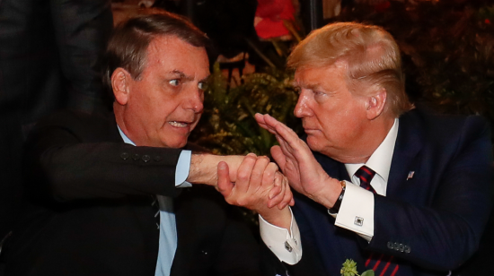 Los presidentes Jair Bolsonaro y Donald Trump durante la cena que ambos mantuvieron la noche del sábado 7 de marzo en el club Mar-a-Lago.