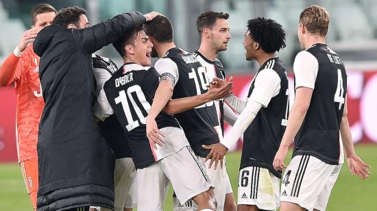 El equipo festeja el final del partido, tras obtener un triunfo y volver a la cima de la tabla.