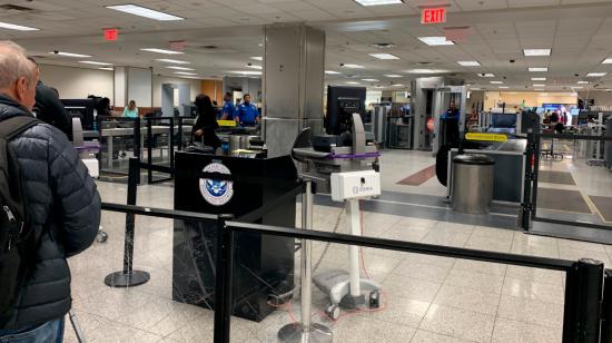 Personas en el Aeropuerto Internacional Hartsfield-Jackson de Atlanta, considerado el de mayor tráfico de Estados Unidos y del mundo, en el estado de Georgia (Estados Unidos). 