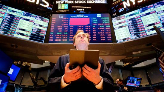 Un operador de la bolsa de valores de Nueva York observa las pantallas con los principales indicadores bursátiles, el lunes 9 de marzo de 2020..