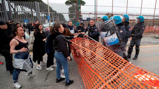 Familiares de los presos de de la prisión de Rebibbia, en Roma, protestan el 9 de marzo de 2020, por las restricciones impuestas en el sistema carcelario para frenar el coronavirus.