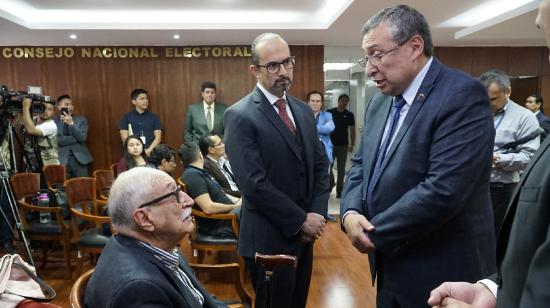 Simón Espinosa y Pablo Dávila, del Comité por la Institucionalización, junto al consejero José Cabrera, antes de la sesión del CNE, el 10 de marzo de 2020.