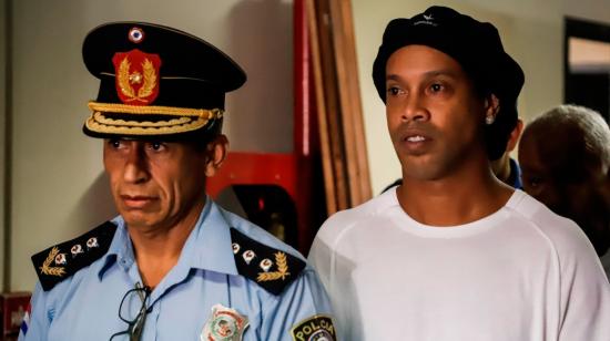 Ronaldinho Gaúcho permanece en prisión preventiva en Paraguay tras portar pasaportes falsos. 