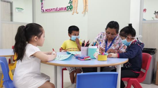 Niños reciben clases en el aula hospitalaria del Hospital Quito Sur del IESS, el martes 10 de marzo de 2020.