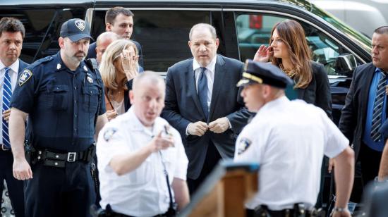 Harvey Weinstein camina junto a su nueva abogada Donna Rotunno hacia la Corte de Nueva York.
