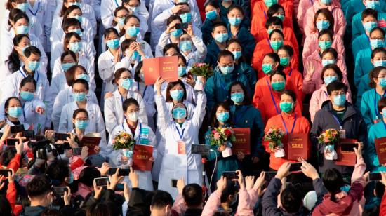 Médicos celebran el alta de todos sus pacientes del hospital temporal Wuchang Fangcang establecido en el gimnasio Hongsan en Wuhan para tratar a enfermos con coronavirus. 