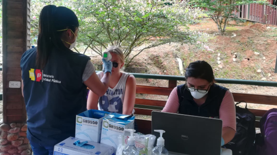 Funcionarios del Ministerio de Salud realizan controles a turistas en el parque Cuyabeno, en Sucumbíos.