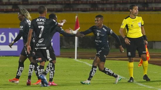 Los jugadores de Independiente del Valle celebrando un gol, el equipo está en el Grupo A de la Copa Libertadores.