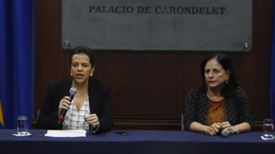 Las ministras de Gobierno y Educación, María Paula Romo y Monserrate Creamer, durante una rueda de prensa en Carondelet, el 12 de marzo de 2020.