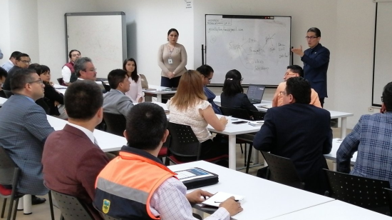 El alcalde de Ambato, Javier Altamirano, lideró una reunión con su equipo para coordinar acciones ante la emergencia sanitaria.