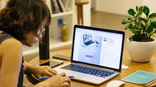 Imagen referencial. Una mujer teletrabajando. 