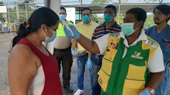 Al ingreso del Centro de Rehabilitación Social de Sucumbíos se toma la temperatura a los visitantes, para evitar el ingreso de personas con síntomas asociados al coronavirus.