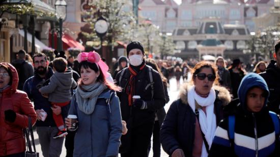 Un turista con una máscara facial protectora visita el parque temático Disneyland Paris, en Marne-la-Vallee, cerca de París, Francia, el 13 de marzo de 2020.
